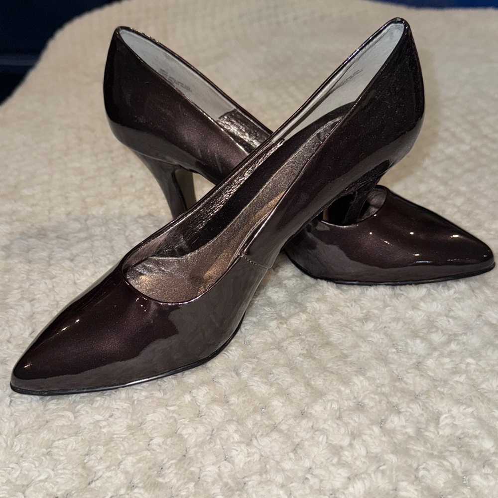 Sofft “Avant” Anthracite Patent Leather Pumps, size 6.5